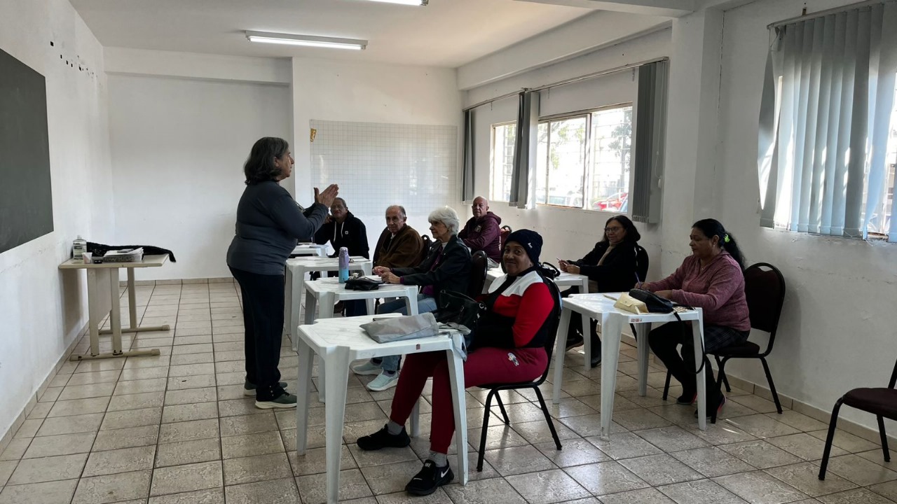 CCI oferece aulas de português para idosos estrangeiros em parceria com a Educação