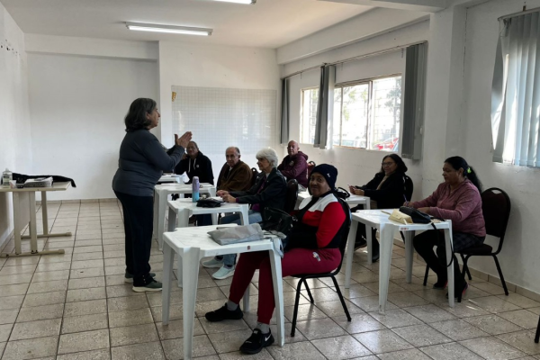 CCI oferece aulas de português para idosos estrangeiros em parceria com a Educação