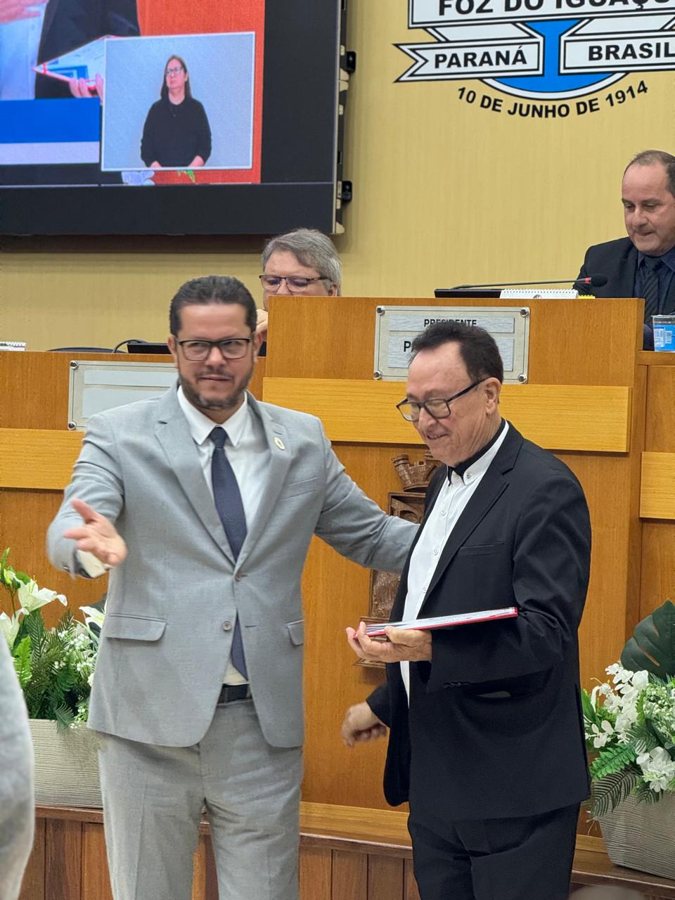 Câmara dos Vereadores de Foz do Iguaçu atribui homenagem a Roberto de Souza, Diretor do Grupo Mundial de Comunicação