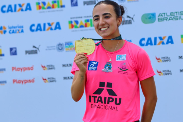 Atleta de Foz do Iguaçu é campeã brasileira e garante vaga no Sul-Americano de Atletismo
