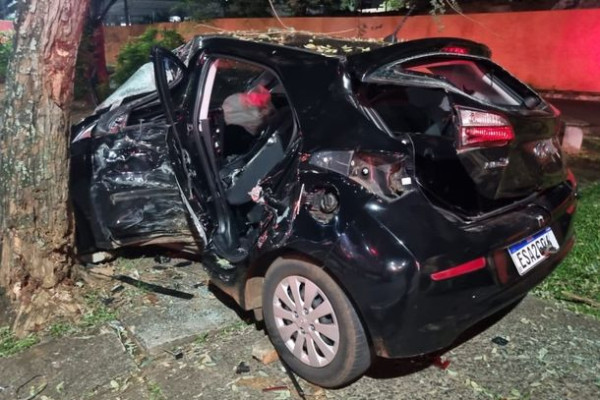 Jovens ficam feridos após carro bater em árvore no centro, perto da Prefeitura