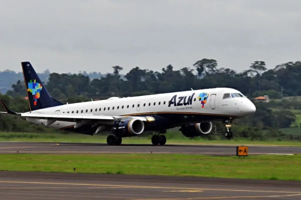 Extensão da pista do aeroporto de Foz do Iguaçu tem primeira decolagem