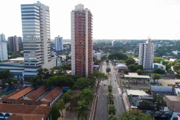 Pista da Jorge Schimmelpfeng é bloqueada por obra com grua até o início da noite