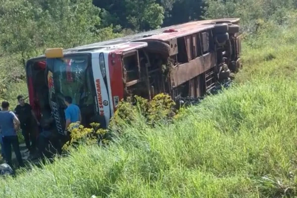 Acidente com ônibus que partiu da fronteira deixa feridos na Argentina
