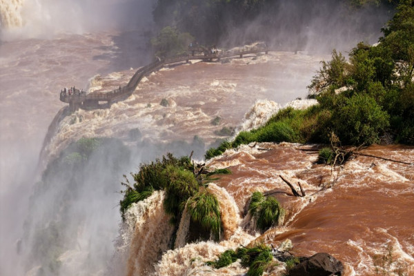 A fúria e a beleza: Cataratas do Iguaçu atingem 7,1 milhões de litros por segundo