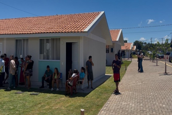 Parceria entre Prefeitura e Itaipu entrega conjunto de 52 casas em Foz