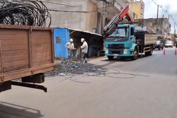 Companhia faz nova retirada de fiação dos postes de Ciudad del Este