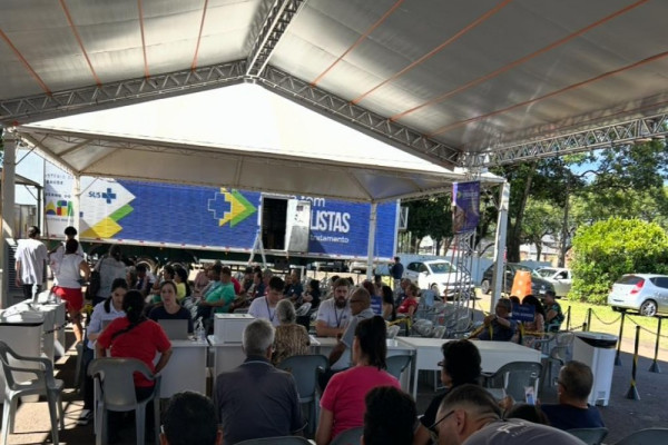 Carreta da Saúde faz 650 cirurgias de catarata e atendimento continua