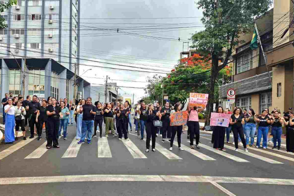 Professores protestam na prefeitura para cobrar mudanças na educação