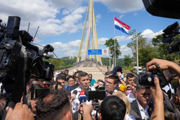 Após inaugurações em dias diferentes, Paraguai pede carros leves na nova ponte