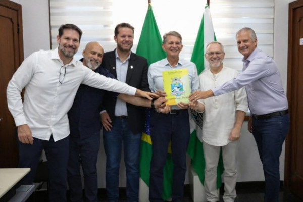 Em ato inédito, Câmara de Foz devolve R$ 12,5 milhões à Prefeitura