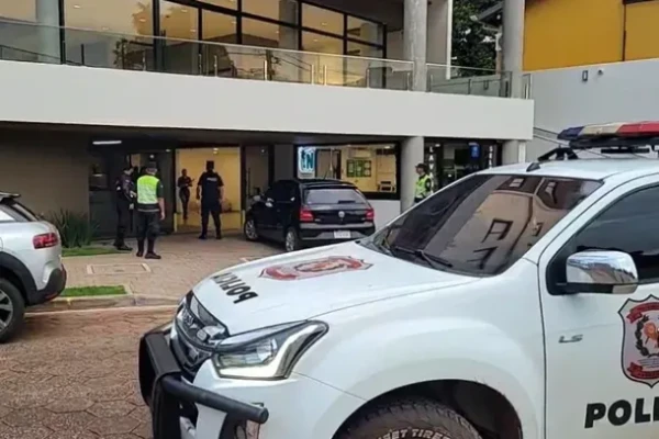 Polícia detém três brasileiros após denúncia de cárcere privado em CDE