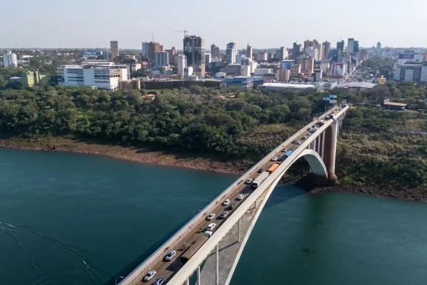 Brasil e Paraguai recuam e suspendem restrição a ônibus na Ponte da Amizade