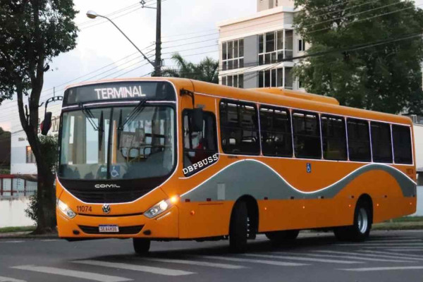 Empresa de ônibus abre vagas para motorista e mais 4 funções em Foz