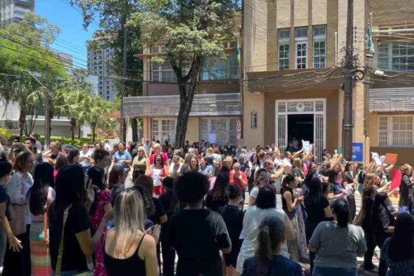 Professores antecipam assembleia com piso salarial e matriz curricular na pauta