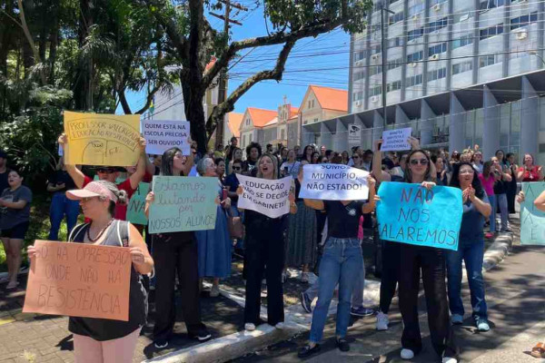 Sem descartar greve, professores irão protestar na prefeitura
