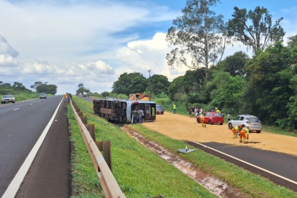 Acidente com ônibus que saiu de Foz do Iguaçu deixa cinco feridos na BR-277