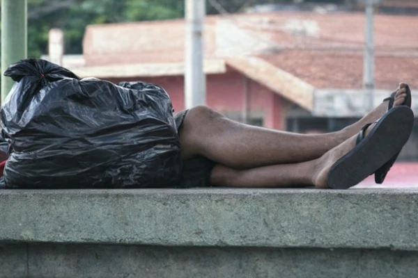Prefeito sanciona lei que prevê retorno de moradores de rua à cidade de origem
