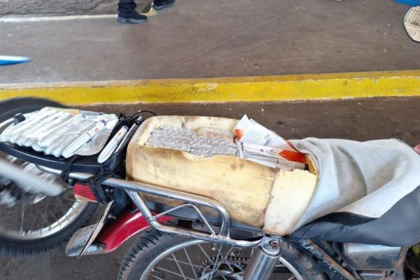 Homem é preso na fronteira com remédios para emagrecer escondidos em moto