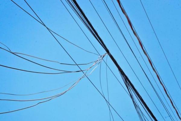 Fios soltos e em desuso nas ruas geram cobrança por fiscalização na Câmara