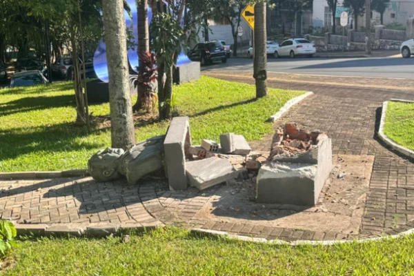 Busto de Getúlio Vargas é derrubado após carro invadir praça no centro de Foz
