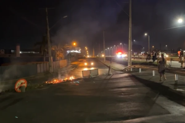 Moradores protestam e bloqueiam acesso à BR-277 após mudanças no tráfego