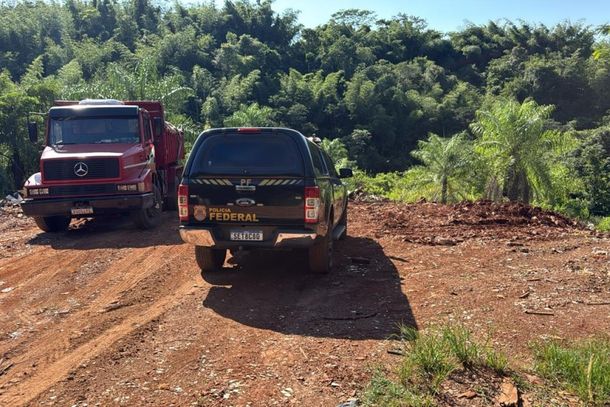 Motorista é flagrado com caminhão despejando lixo em área próxima ao Rio Paraná