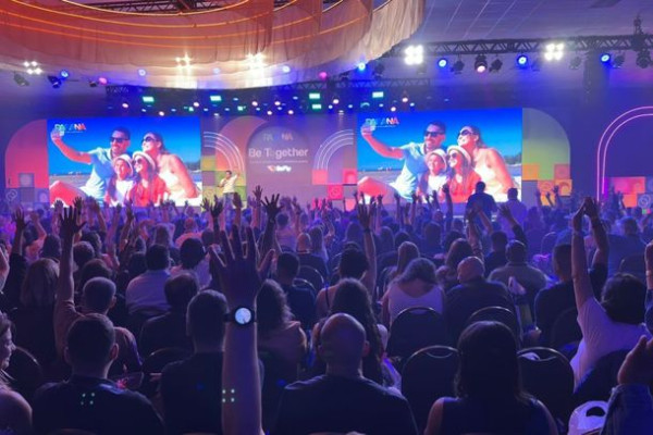 Foz do Iguaçu reúne mil agentes de viagens em convenção nacional do setor