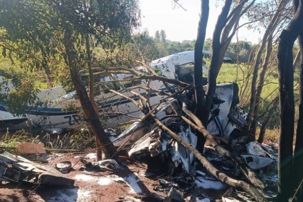 Avião com cinco pessoas cai perto do Aeroporto de Ciudad del Este e deixa um morto