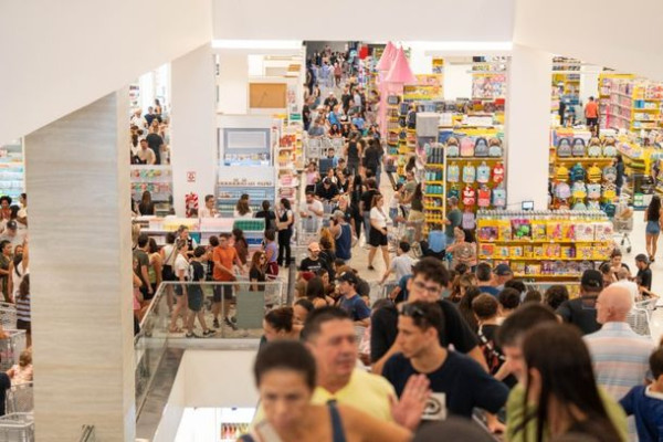 Pré-feriado lota Shopping China e atrai brasileiros para compras em Ciudad del Este